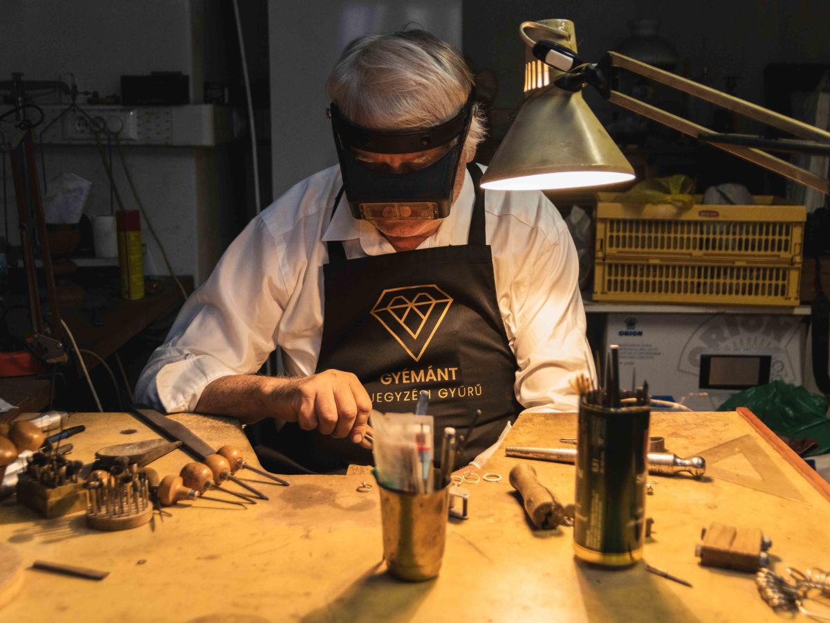 Portréfotózás egy ötvösműhelyben