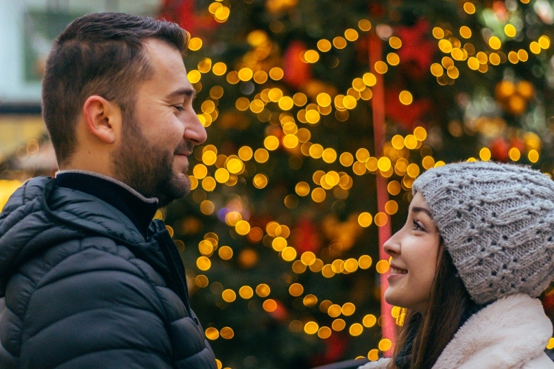 Zerna és Olivér: Romantikus karácsonyi pillanatok a Vörösmarty&nbsp;téren